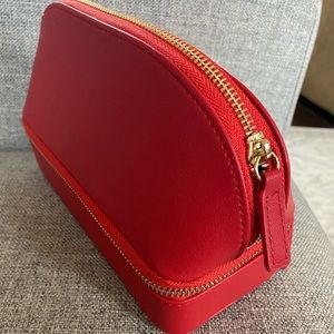 Travel organizer for cosmetics and jewelry.